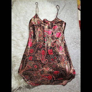 Silky soft vintage nightie with paisley design!